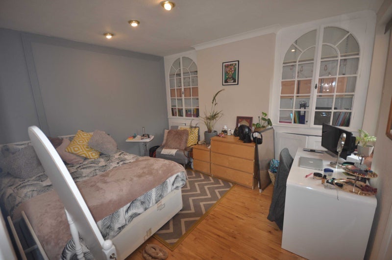 Flat New Haw Road in Borough of Runnymede