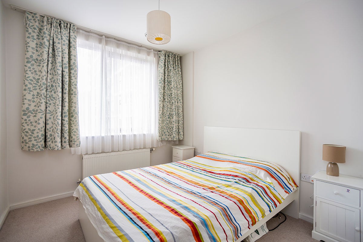 Flat Hammersley Road in Greater London