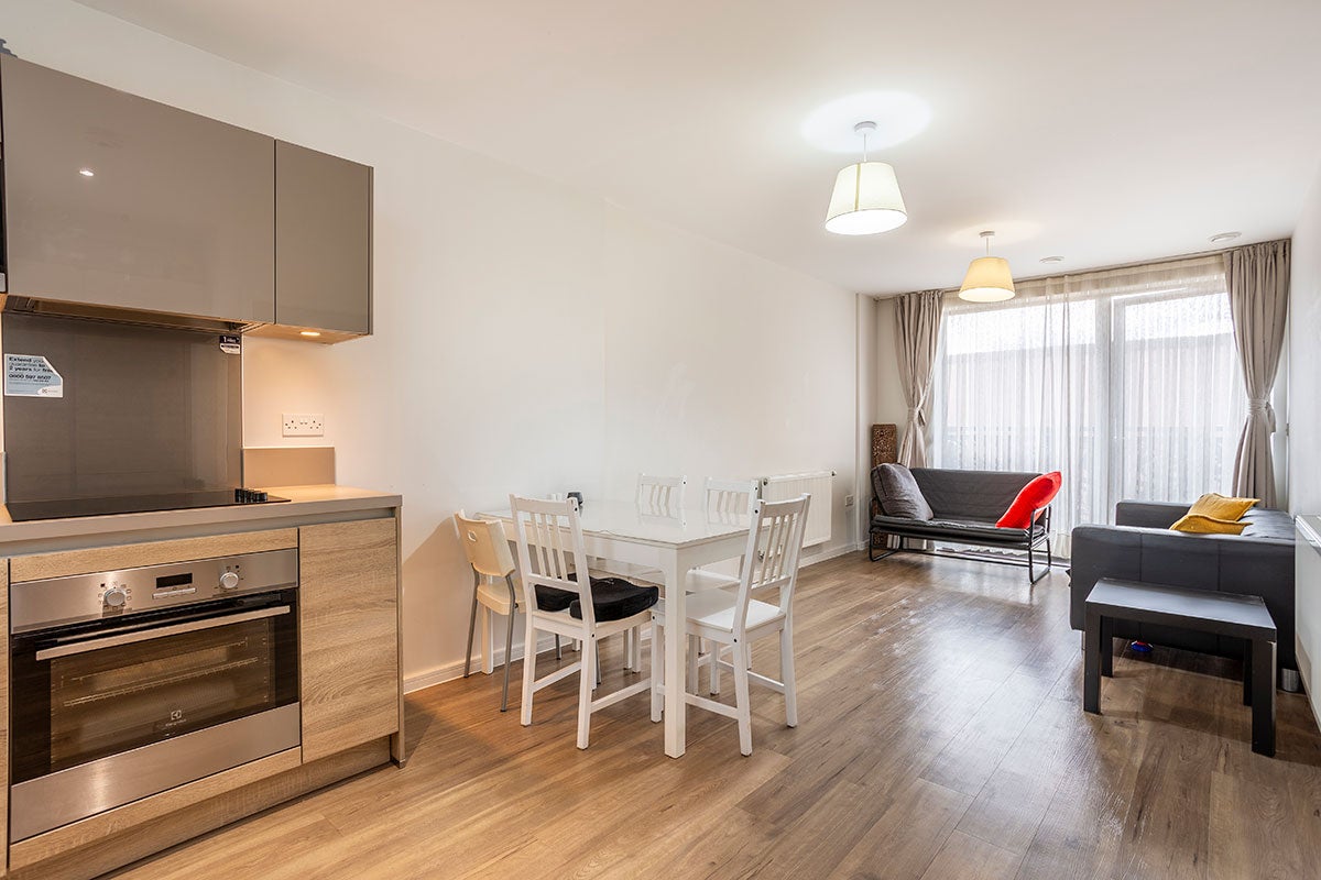 Flat Hammersley Road in Greater London