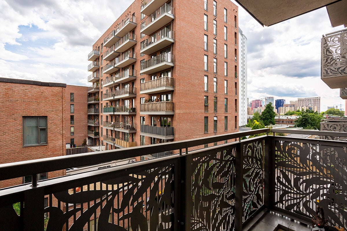 Flat Hammersley Road in Greater London