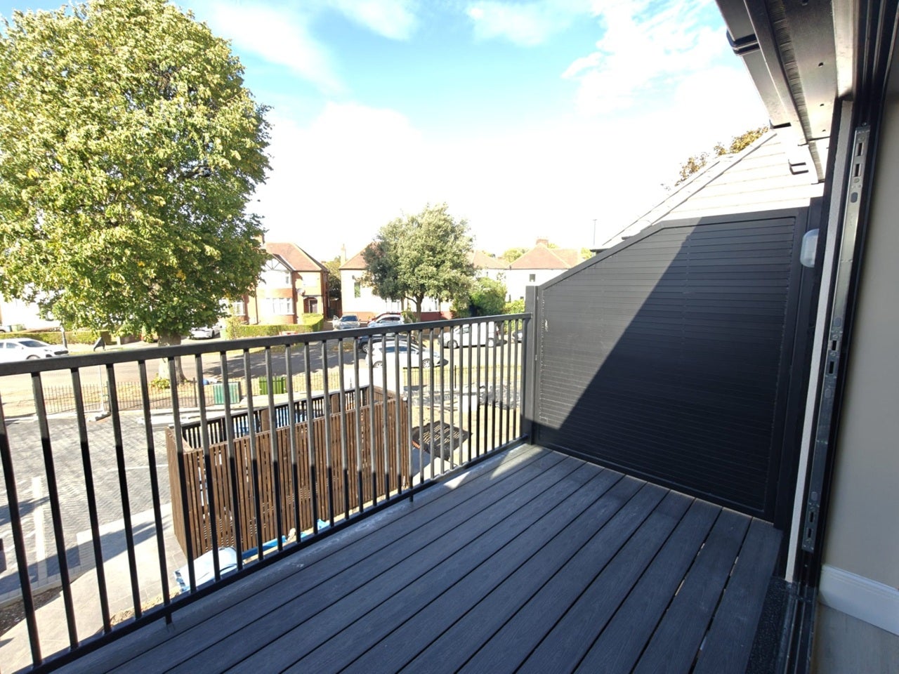 Flat Carlyon Avenue in Greater London