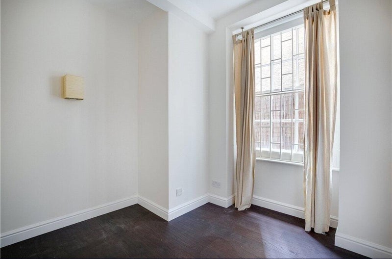 Room Fulham Road in Greater London