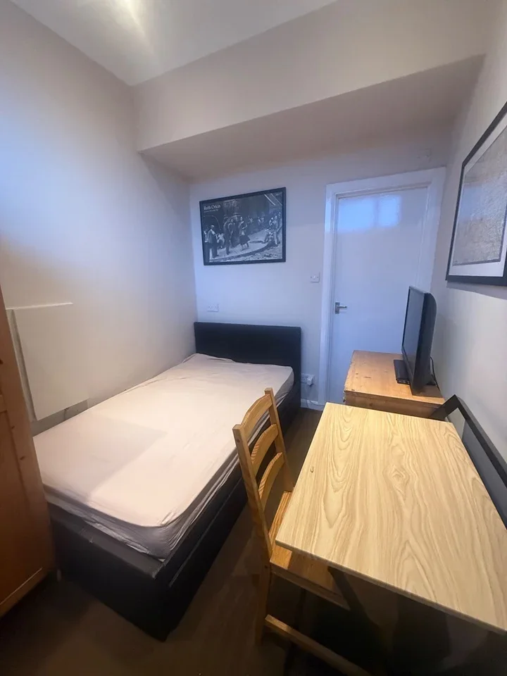 Room Watford Road in Greater London