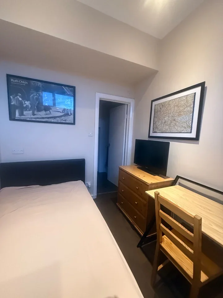 Room Watford Road in Greater London