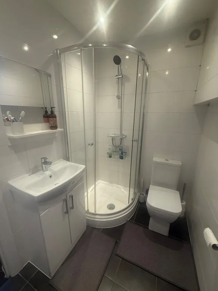 Room Watford Road in Greater London