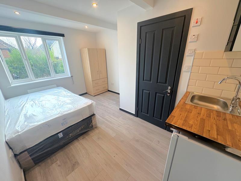 Flat Raymond Crescent in Guildford