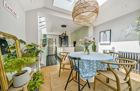Flat Chasefield Road in Greater London