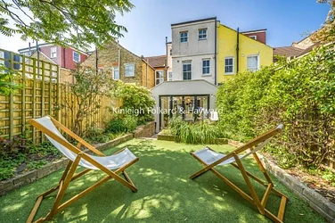 Flat Chasefield Road in Greater London