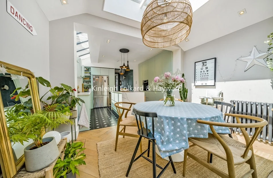 Flat Chasefield Road in Greater London