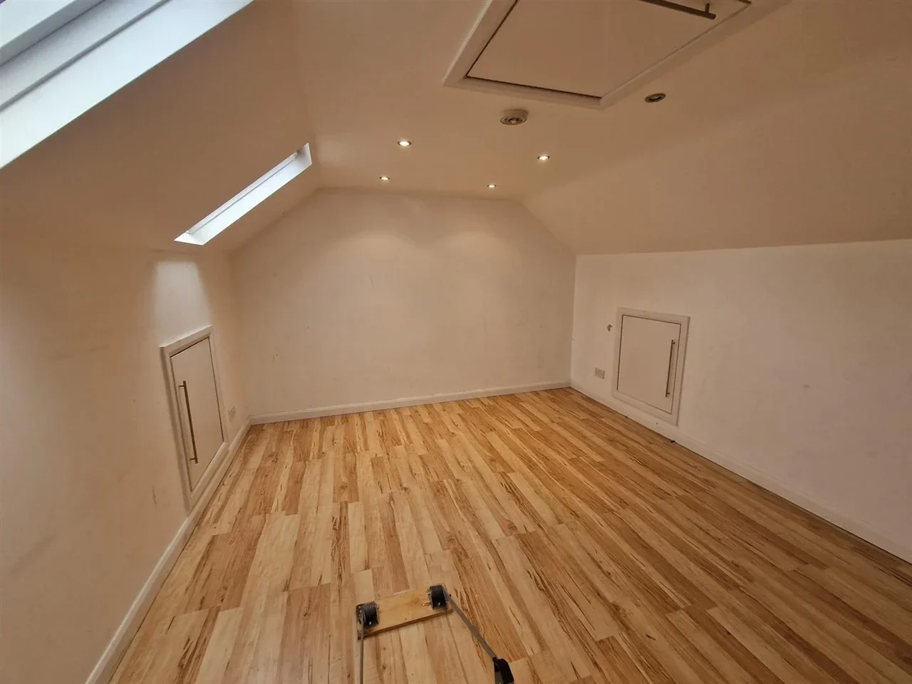 Flat Greenmoor Road in Greater London