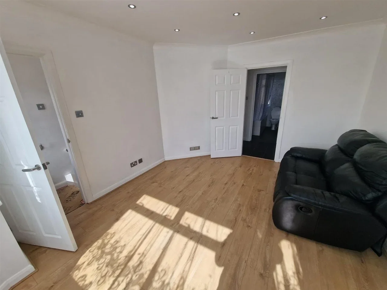 Flat Greenmoor Road in Greater London