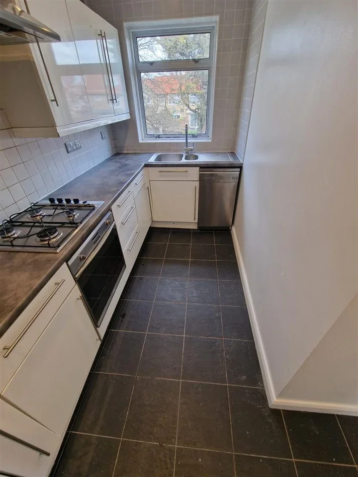 Flat Greenmoor Road in Greater London