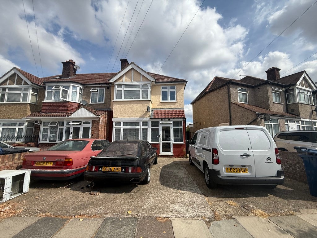 House Greenland Crescent in Greater London