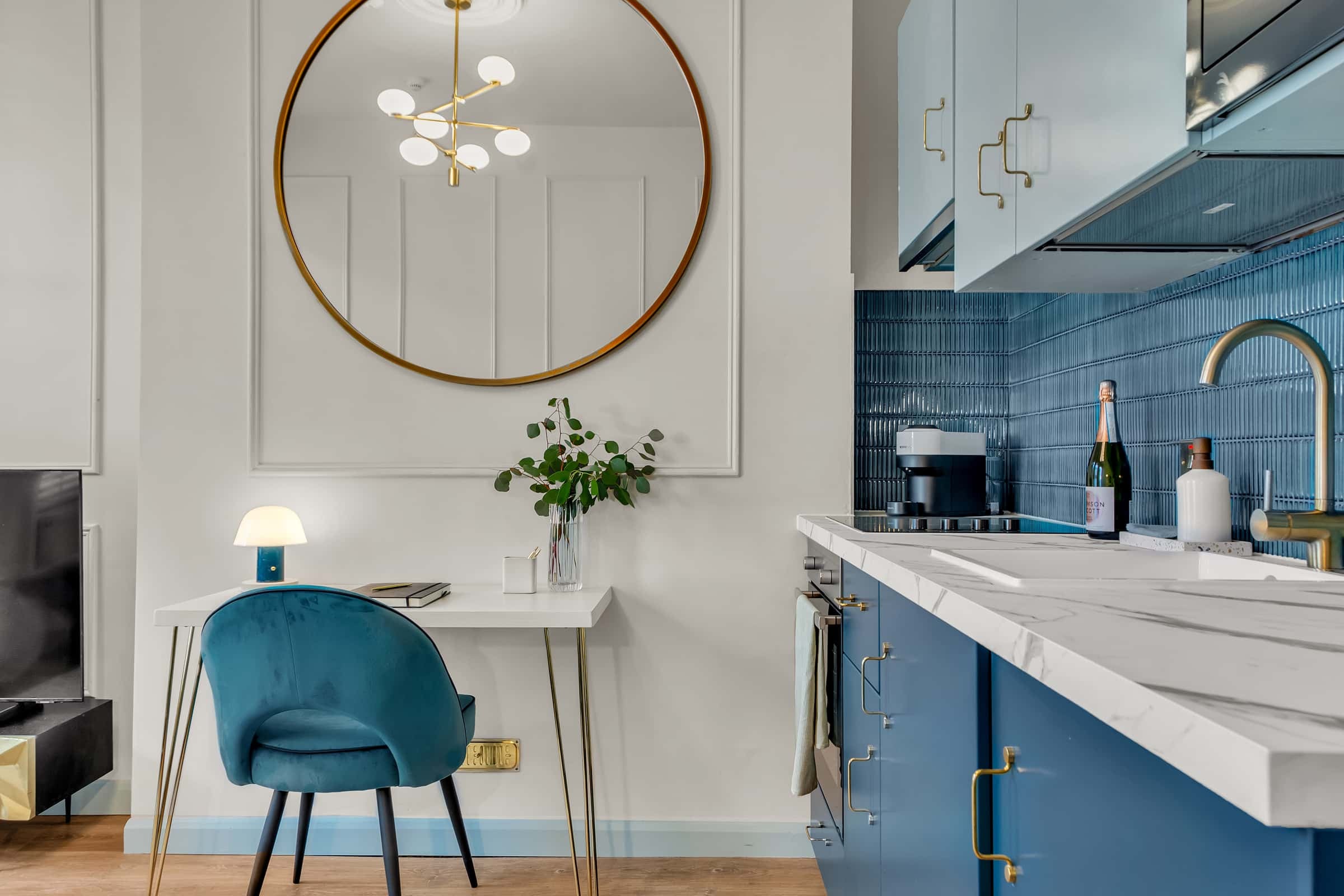 Flat Eardley Crescent in Greater London