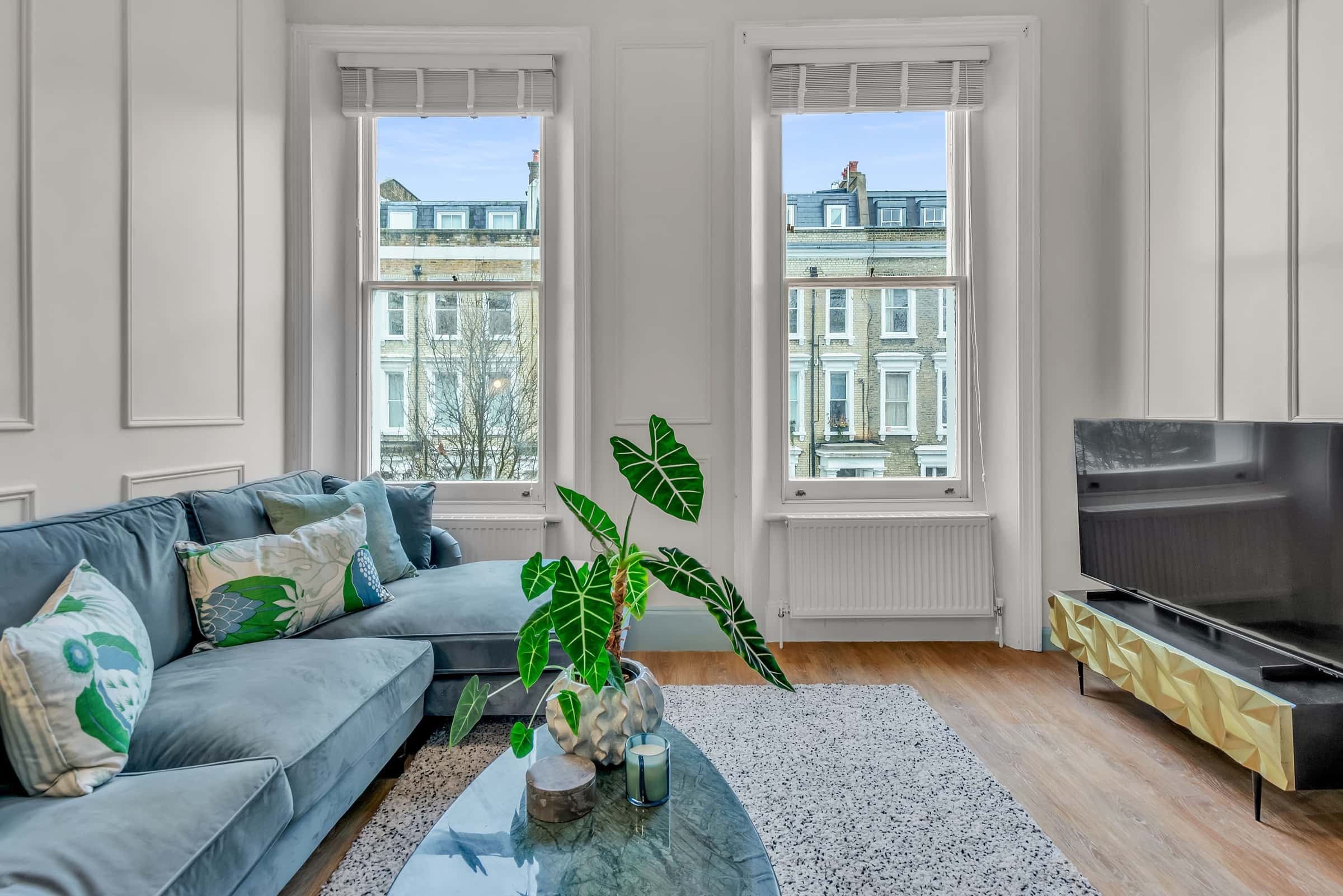 Flat Eardley Crescent in Greater London