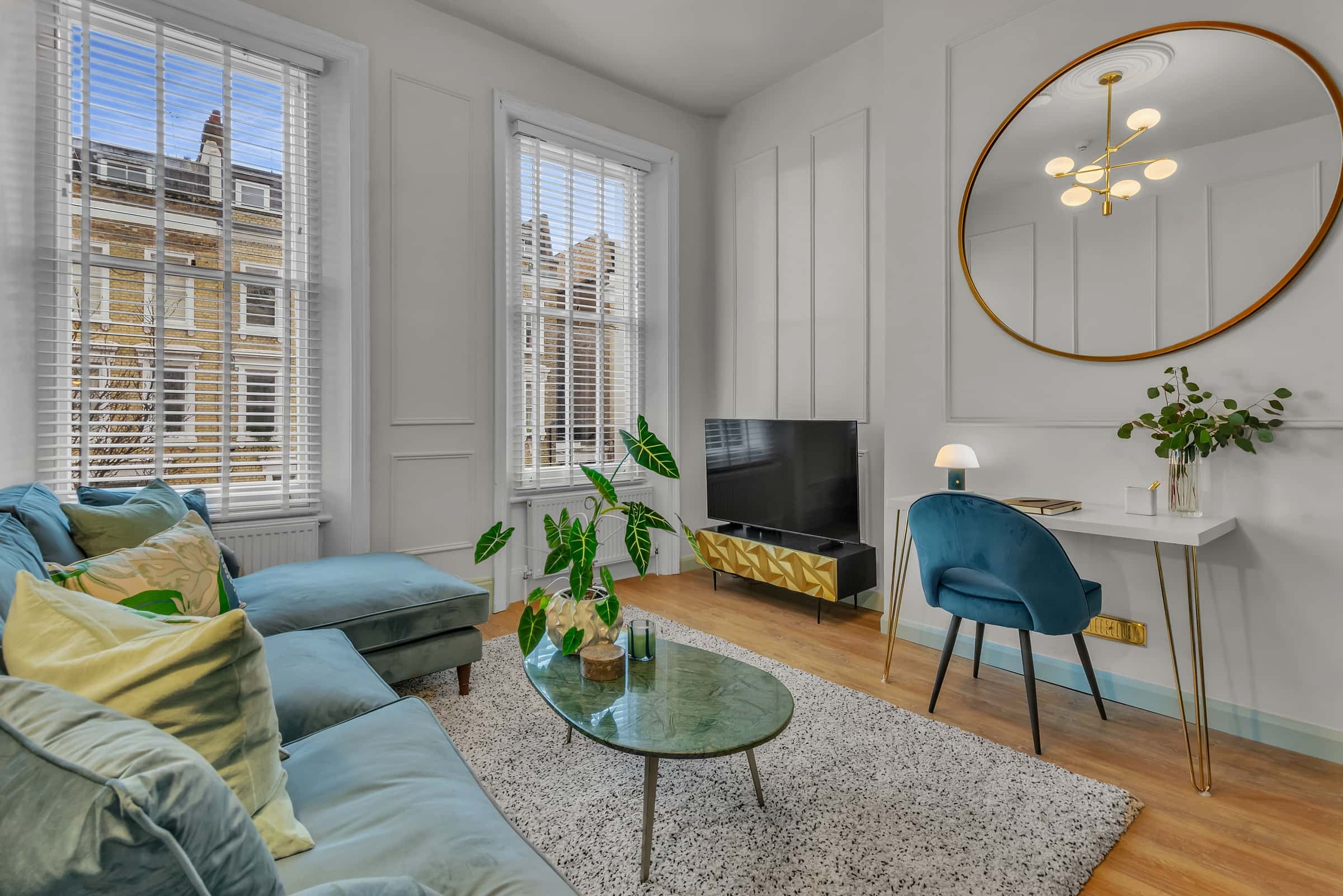 Flat Eardley Crescent in Greater London