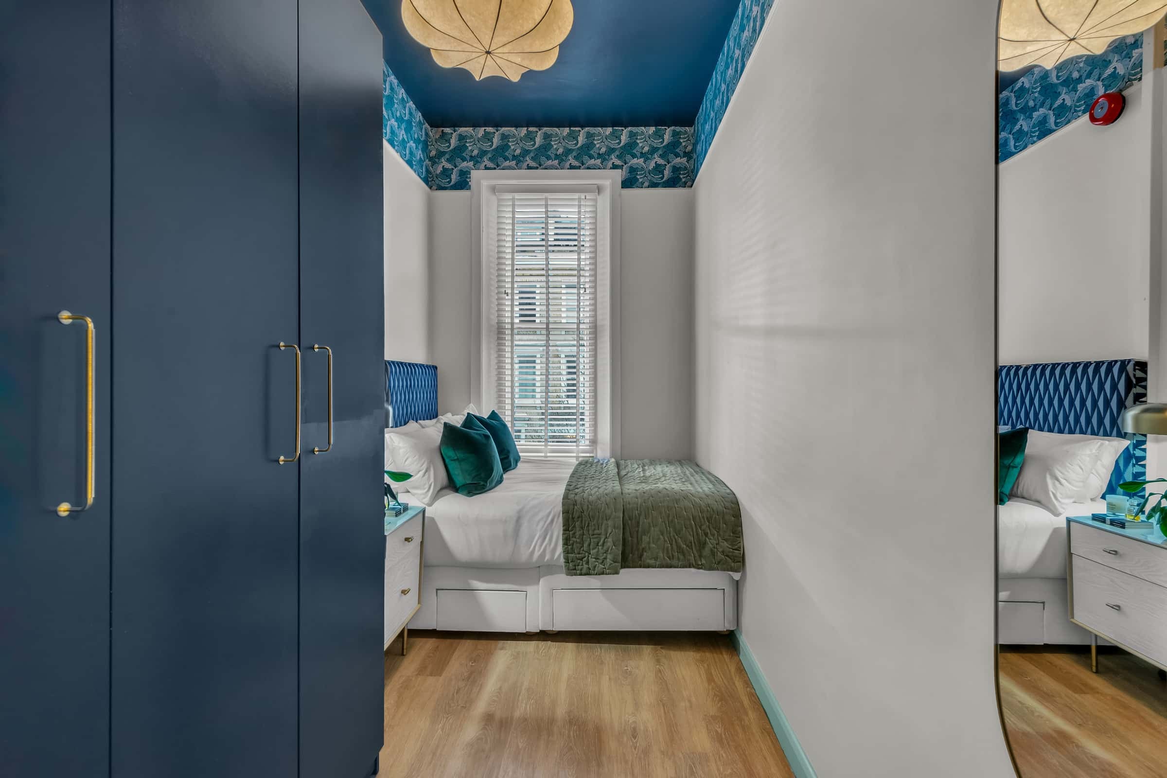 Flat Eardley Crescent in Greater London