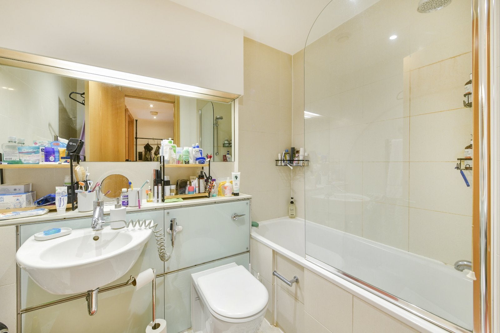 Flat Albert Embankment in Greater London