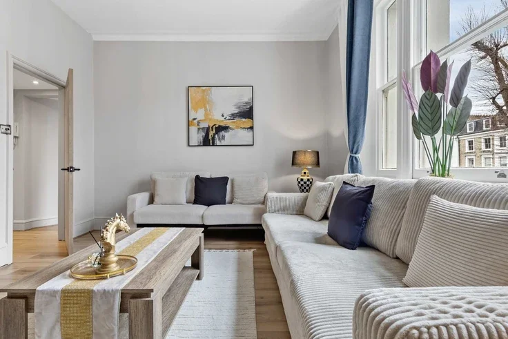 Flat Holland Road in Greater London
