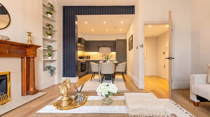 Flat Holland Road in Greater London