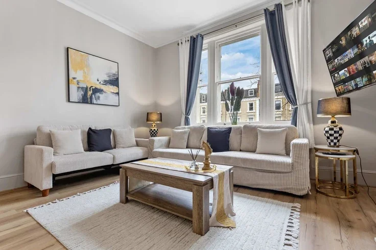 Flat Holland Road in Greater London