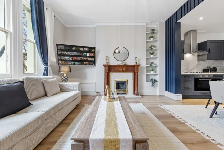 Flat Holland Road in Greater London
