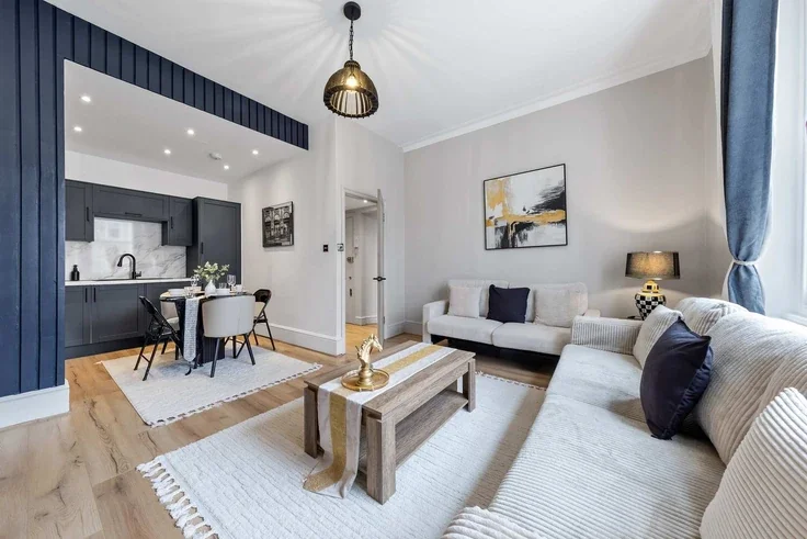 Flat Holland Road in Greater London