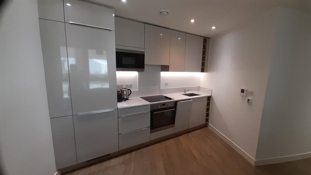 Flat Telegraph Avenue in Greater London