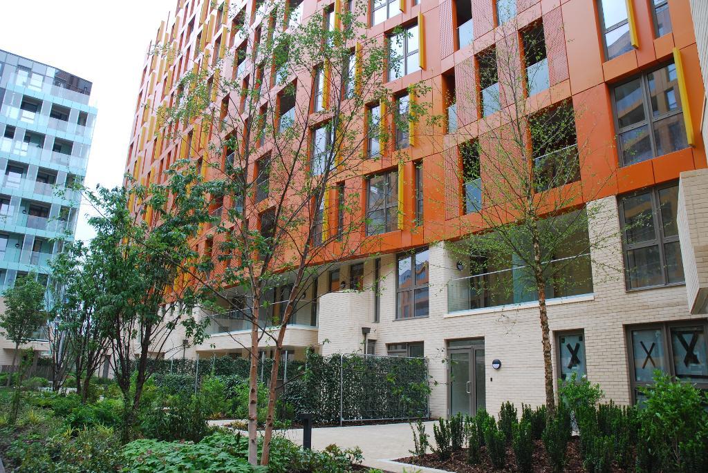 Flat Telegraph Avenue in Greater London