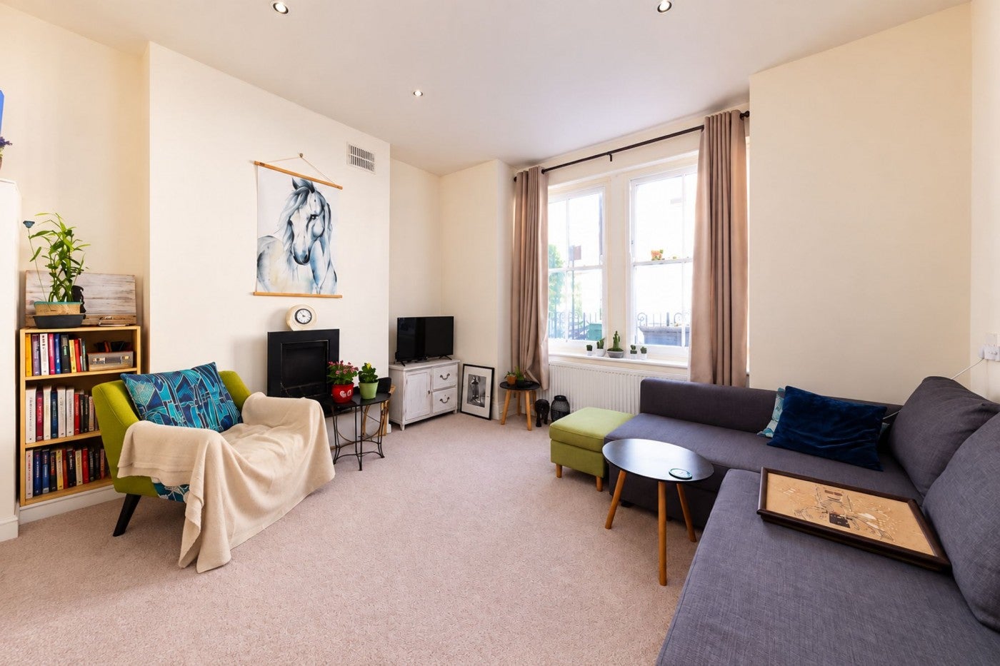 Flat Hargrave Road in Greater London