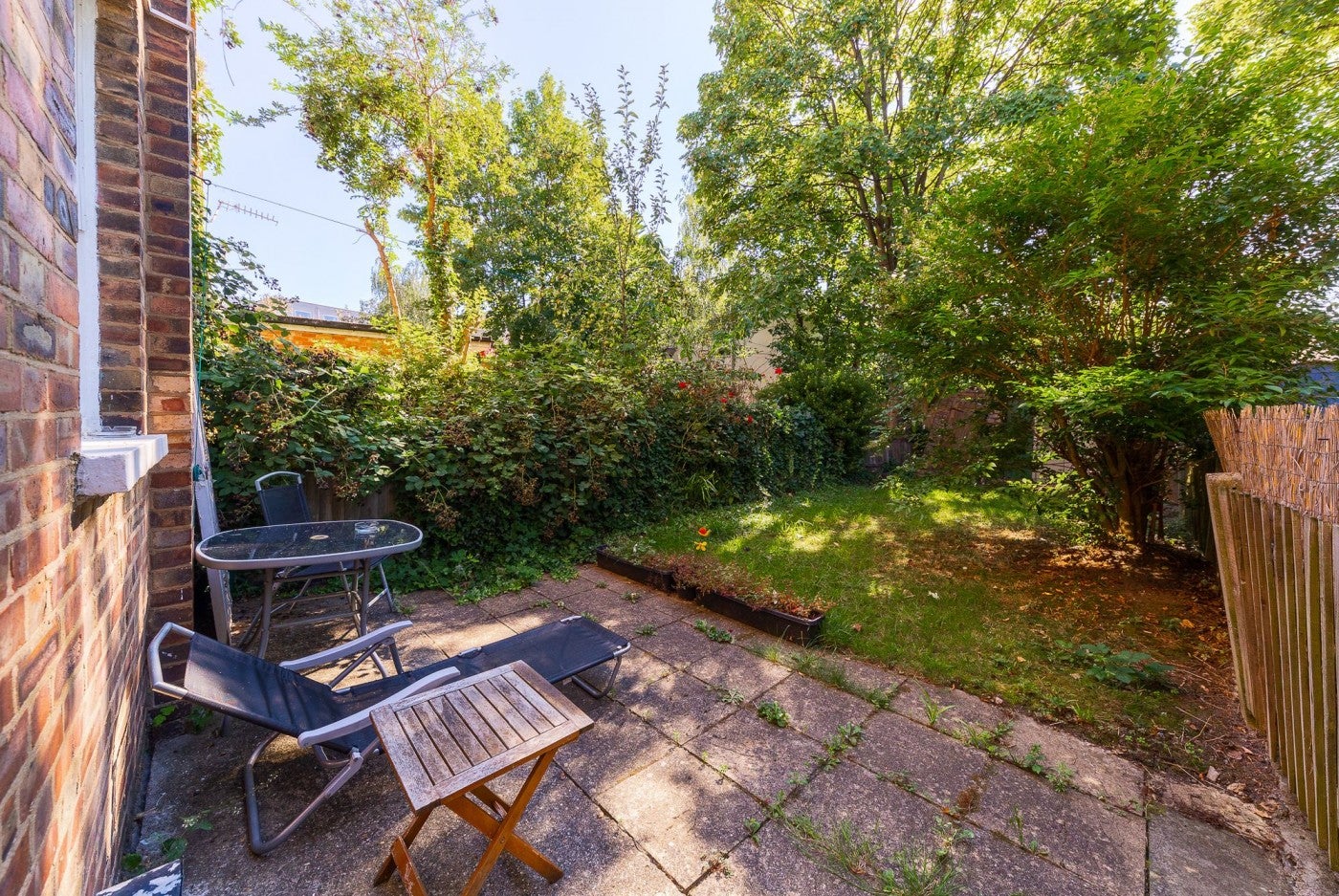 Flat Hargrave Road in Greater London