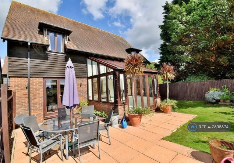 Room Lake Farm Close in Ferndown