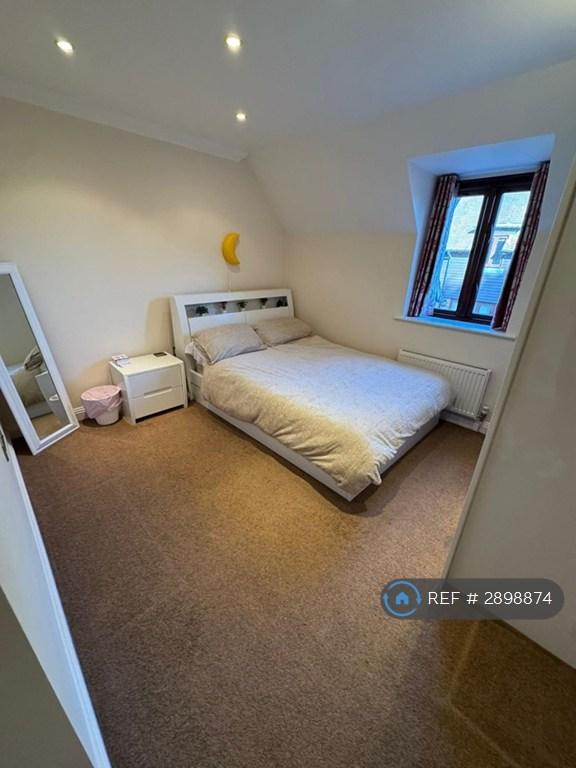Room Lake Farm Close in Ferndown