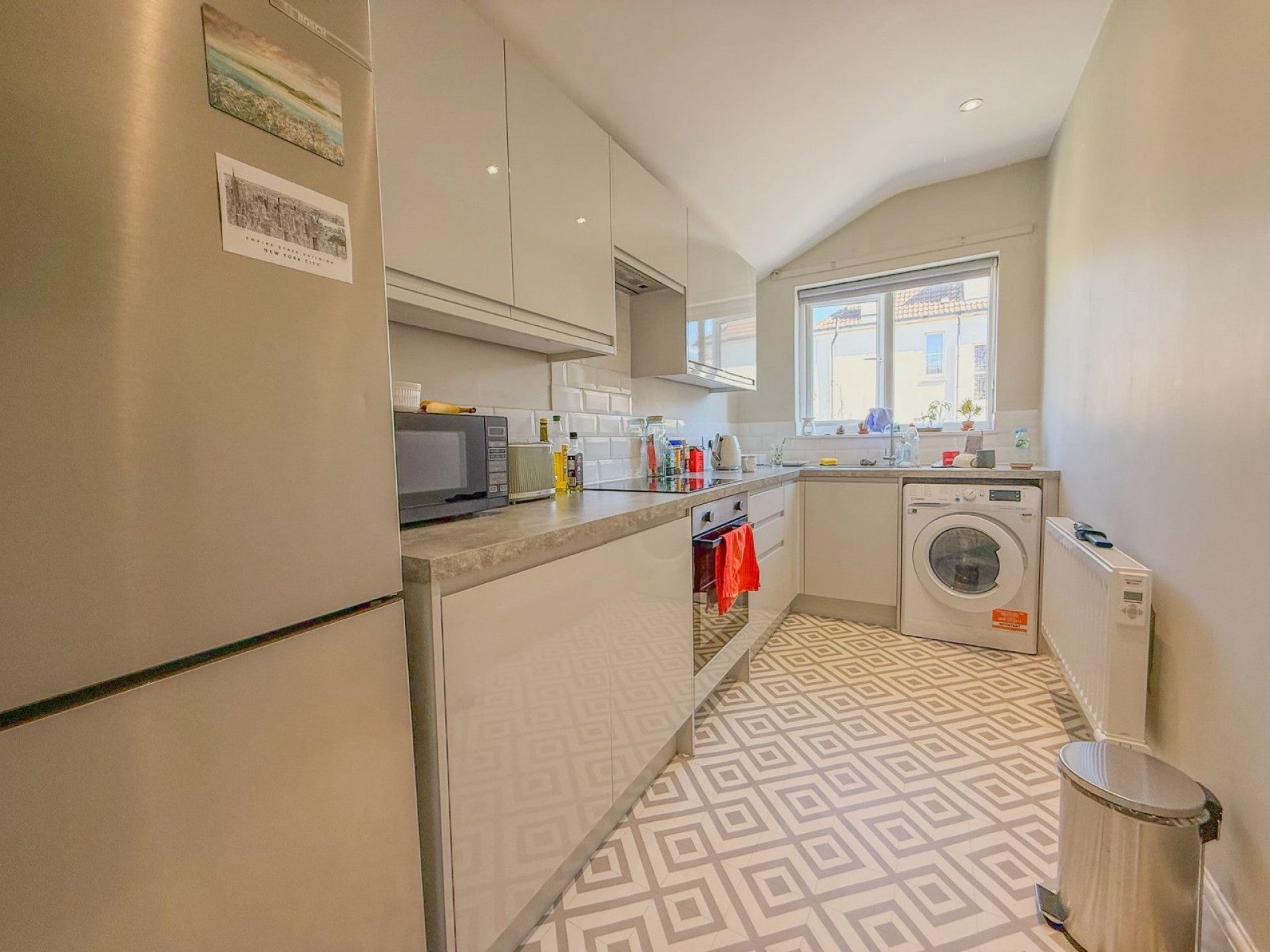 Flat Effingham Road in Bristol