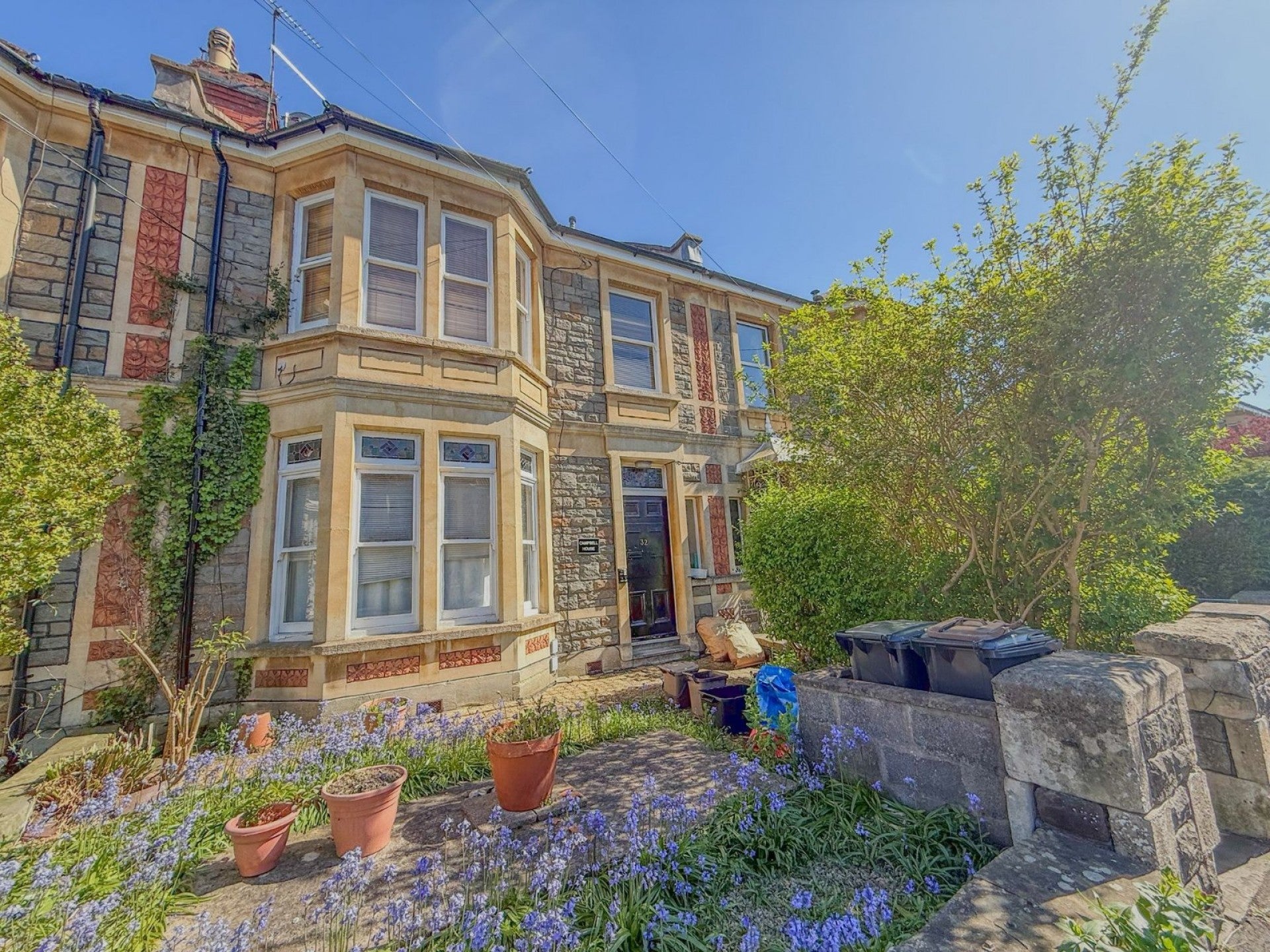 Flat Effingham Road in Bristol