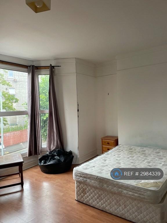 Room Gwydr Crescent in Swansea
