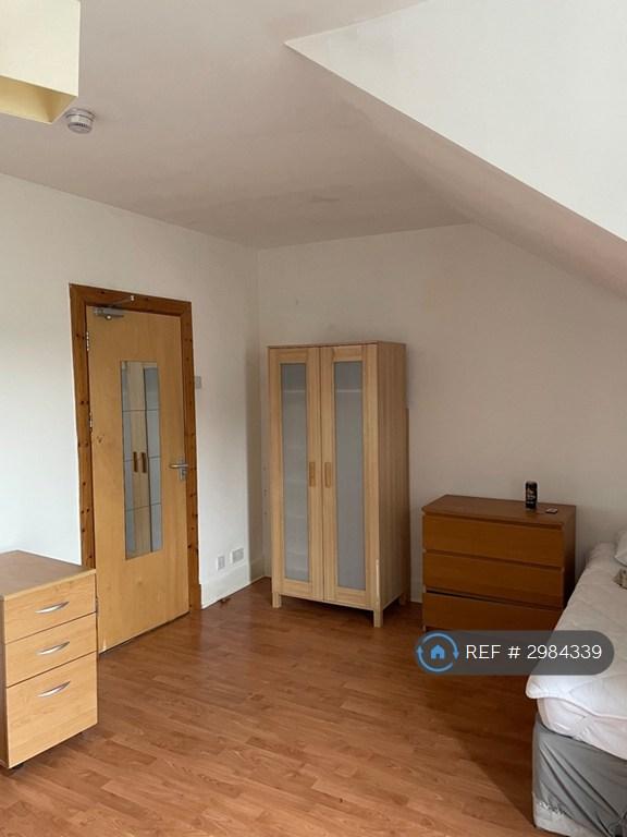 Room Gwydr Crescent in Swansea