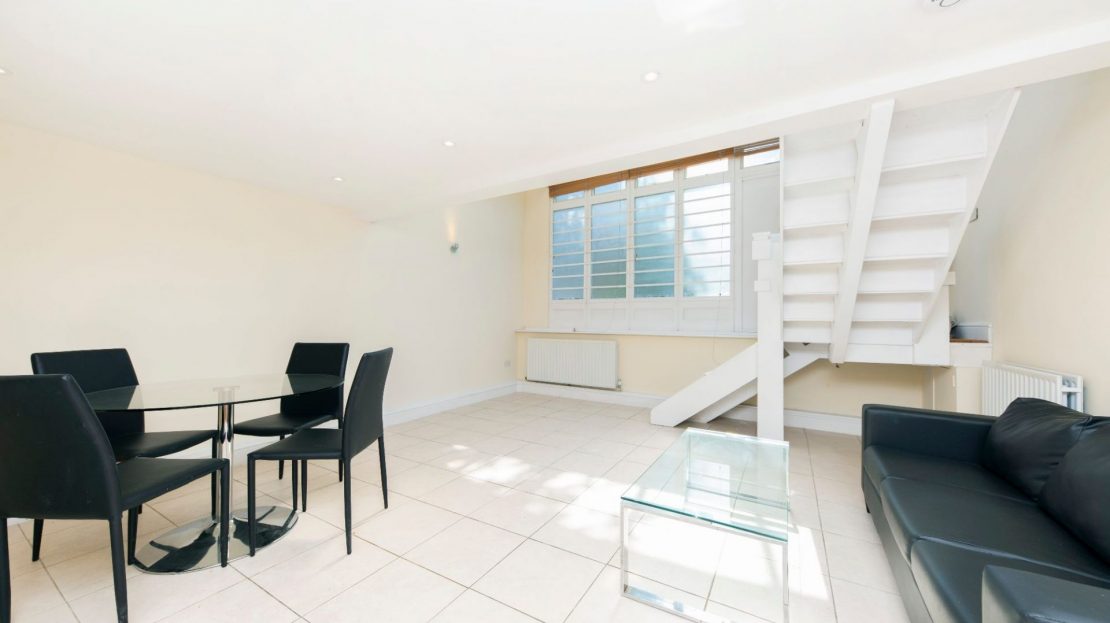 Flat Stewart's Grove in Greater London