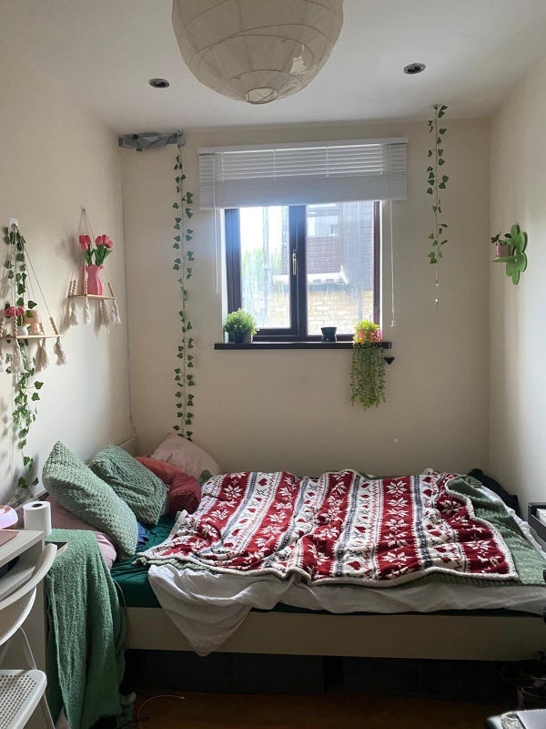 Room New Cross Road in Greater London