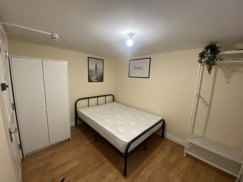 Room New Cross Road in Greater London
