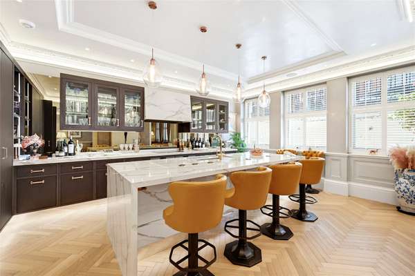 Flat Kensington Court in Greater London