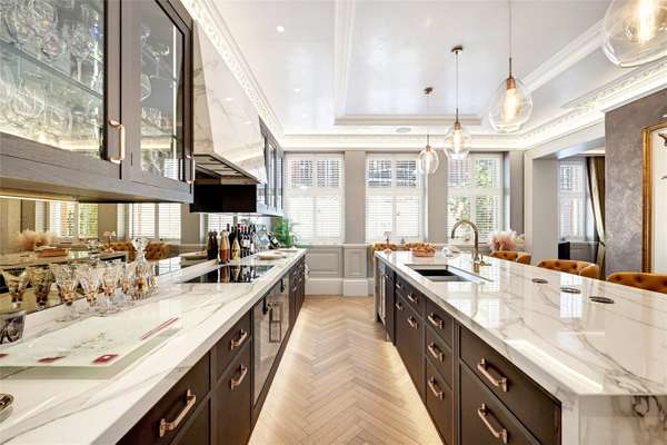 Flat Kensington Court in Greater London