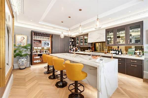 Flat Kensington Court in Greater London