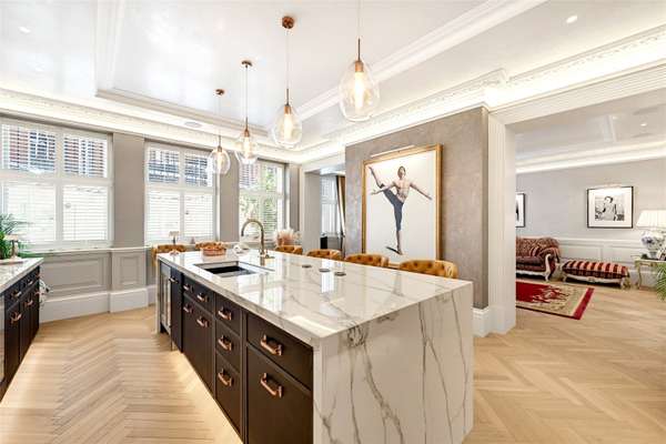 Flat Kensington Court in Greater London