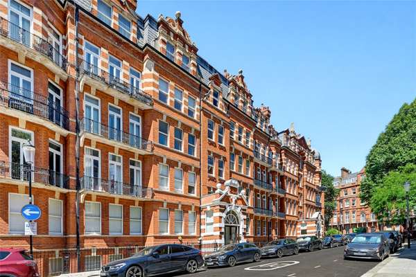 Flat Kensington Court in Greater London