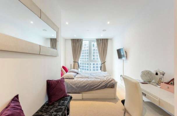 Flat Alie Street in Greater London