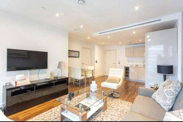 Flat Alie Street in Greater London