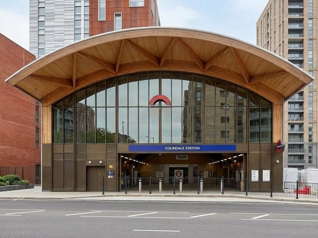 Flat Lismore Boulevard in Greater London
