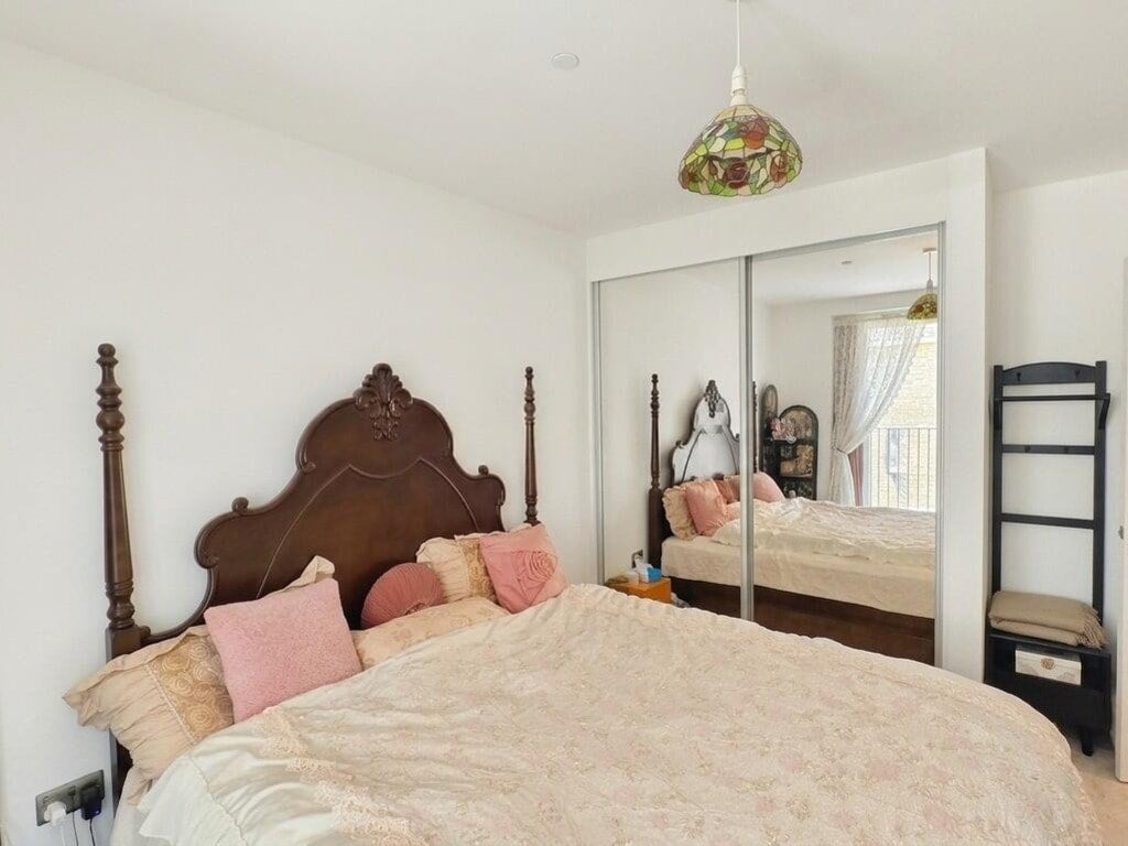 Flat Lismore Boulevard in Greater London
