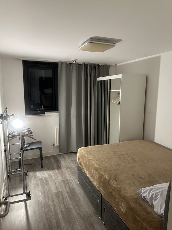 Room Blackwall Way in Greater London